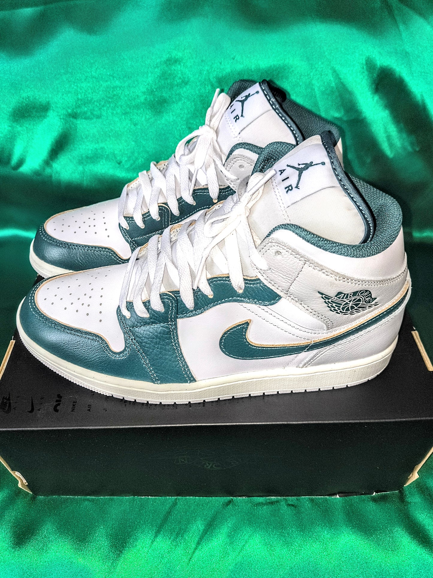 Air Jordan 1 Mid "Oxidized Green" Size 9.5