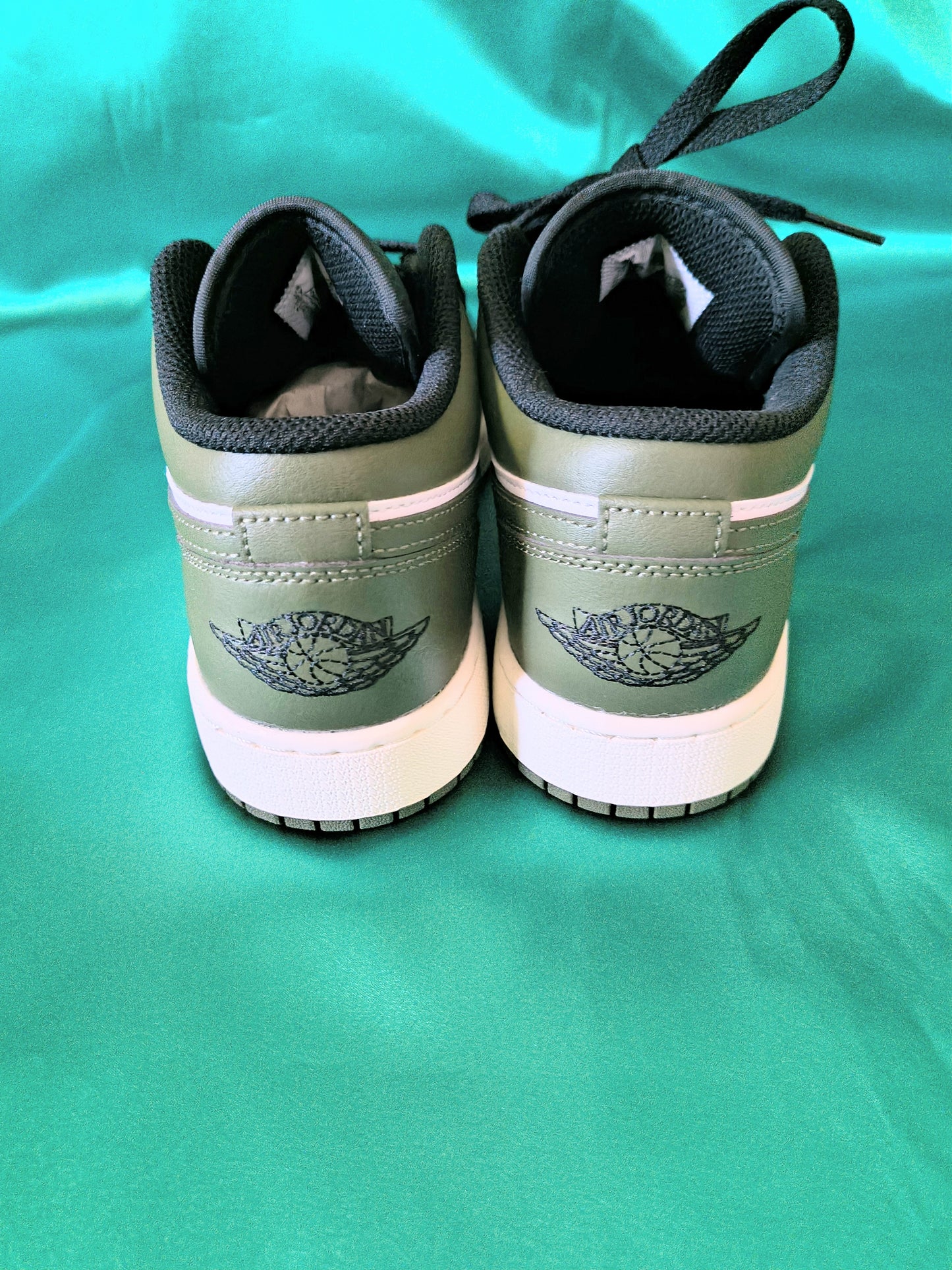 Air Jordan 1 "Black Toe Med Olive" Size 6Y (GS)