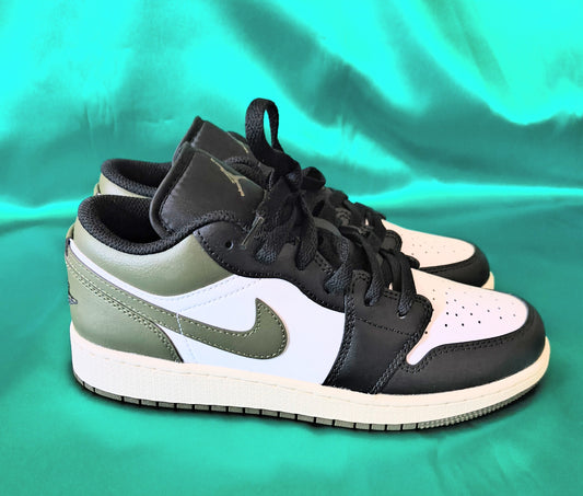 Air Jordan 1 "Black Toe Med Olive" Size 6Y (GS)