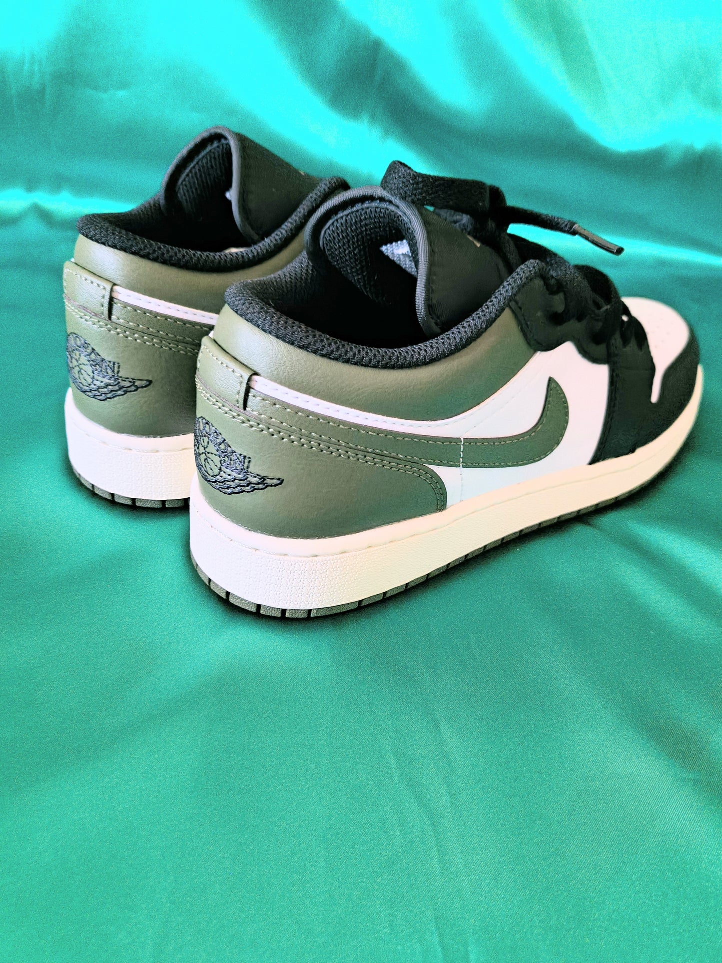 Air Jordan 1 "Black Toe Med Olive" Size 6Y (GS)